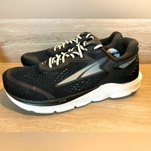 Altra Torin 5 Women’s Running Sneakers Black & White Size 8